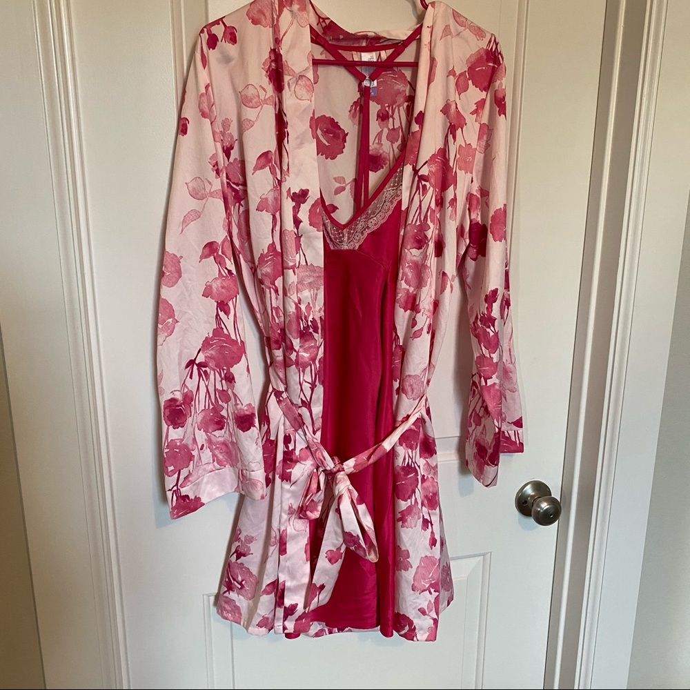 Gorgeous pink silky gown/robe set. LIKE NEW.